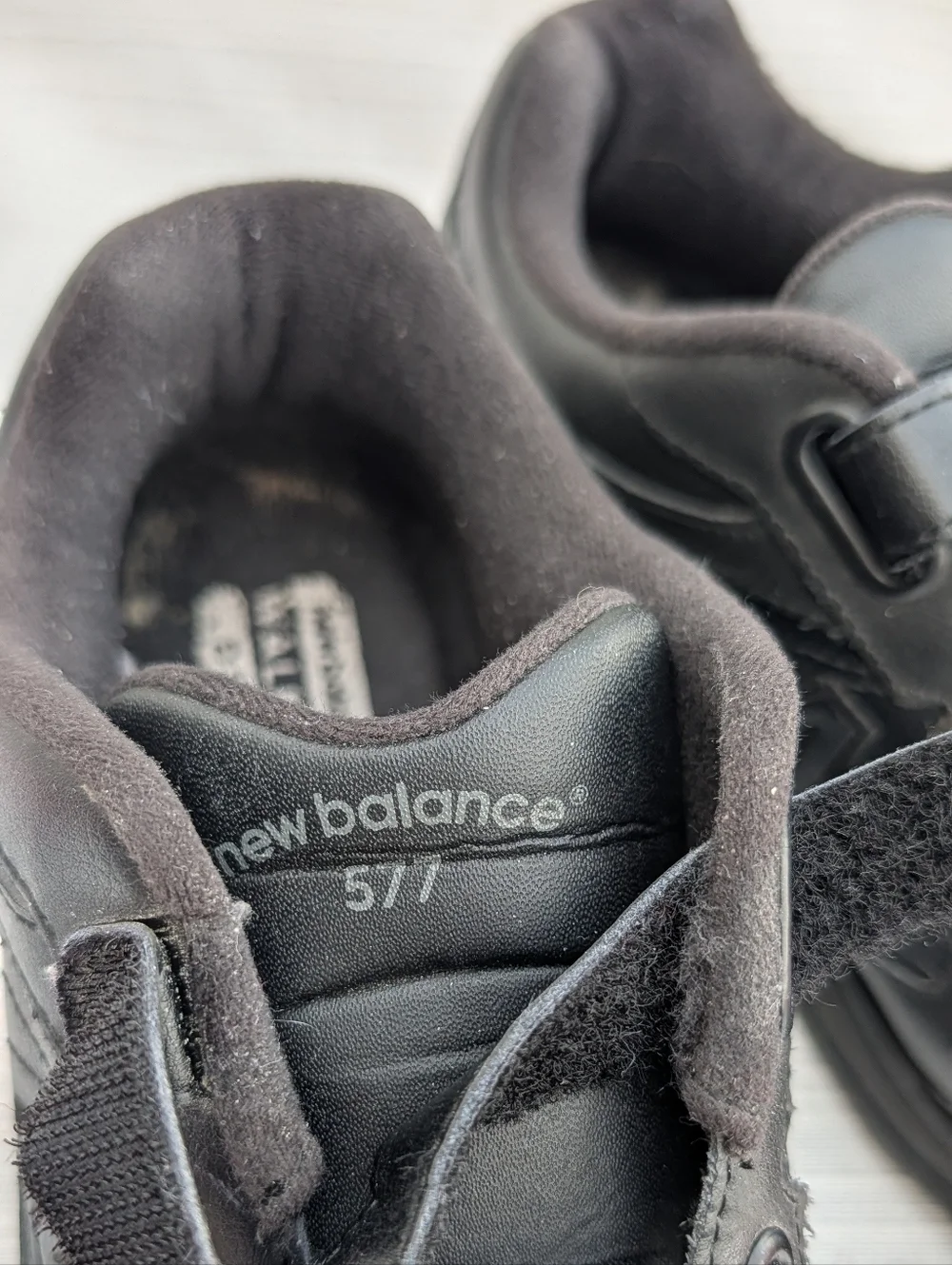 New Balance Mens 577 Walking Shoe, Black Size 7